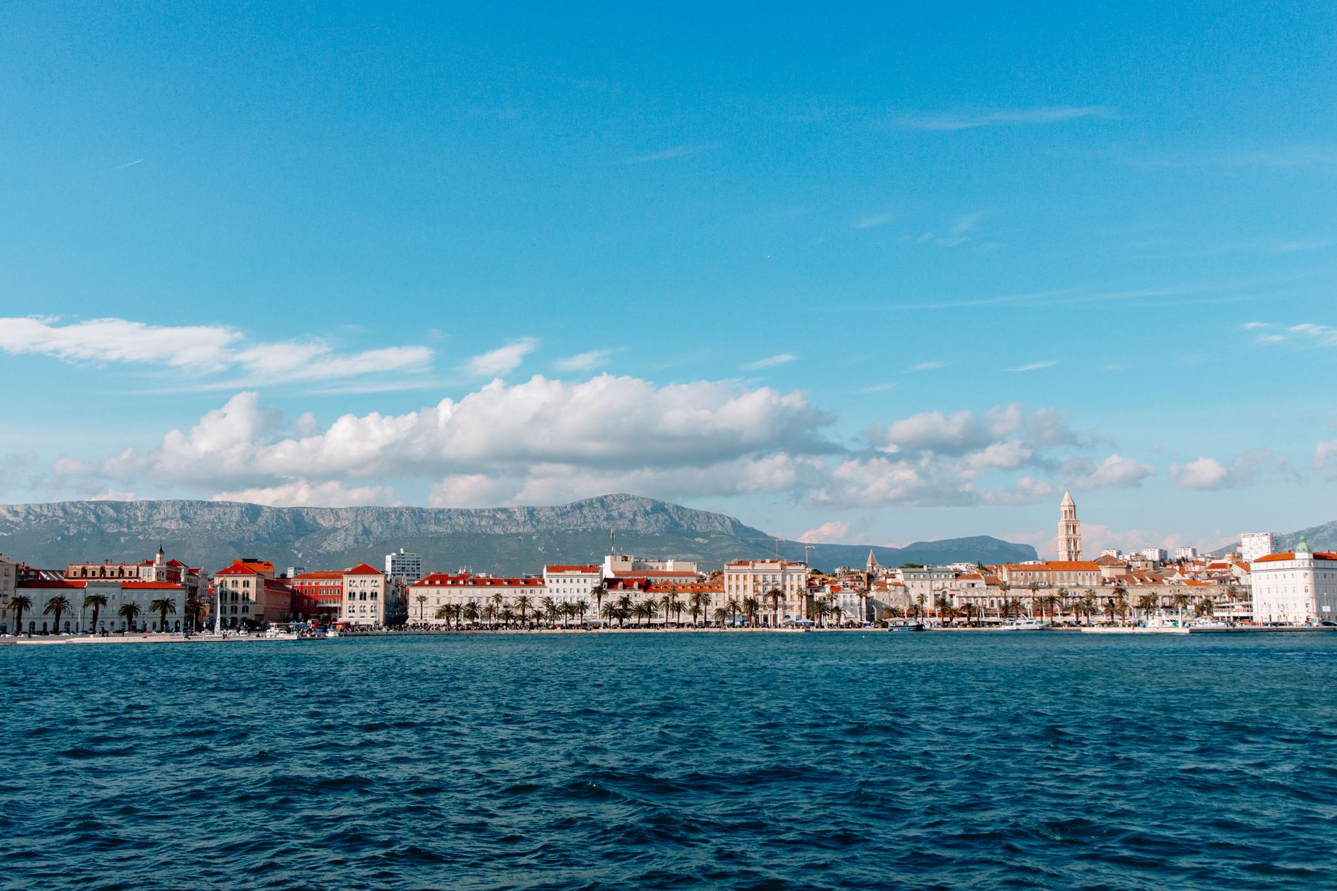 Pogled na grad Split s mora